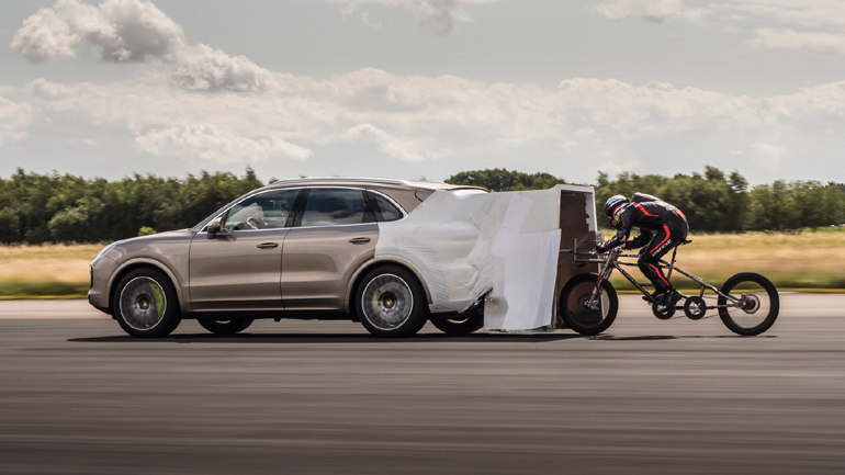 Ποδηλάτης έπιασε τα 280 χλμ./ώρα με τη βοήθεια της Porsche